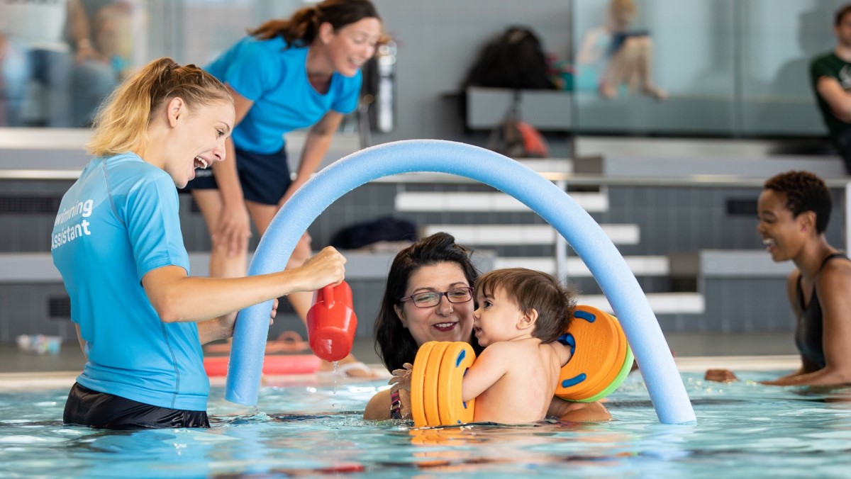 Four reasons why teaching swimming is the perfect student job